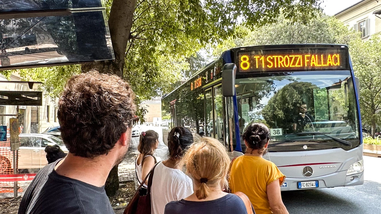 Un autobus a Firenze (Foto Cabras / New Press Photo)