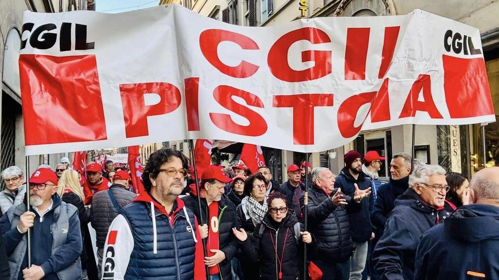 La manifestazione. con i lavoratori e i rappresentanti sindacali di Pistoia La manifestazione. con i lavoratori e i rappresentanti sindacali di Pistoia