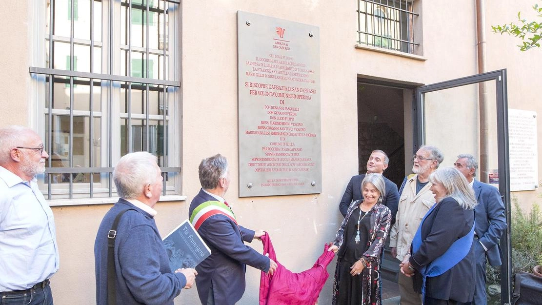 Gianfranco Angeloni, volontario di San Caprasio, e l’apposizione della targa all’ingresso dell’Abbazia (foto Pasquali) Gianfranco Angeloni, volontario di San Caprasio, e l’apposizione della targa all’ingresso dell’Abbazia (foto Pasquali)
