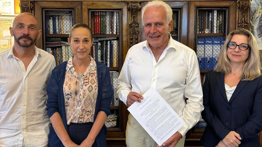 Da sinistra: il segretario Pd Emliano Fossi, Paola Taverna vicepresidente vicaria del M5s, il governatore Eugenio Giani e Irene Galletti coordinatrice toscana dei 5s Da sinistra: il segretario Pd Emliano Fossi, Paola Taverna vicepresidente vicaria del M5s, il governatore Eugenio Giani e Irene Galletti coordinatrice toscana dei 5s