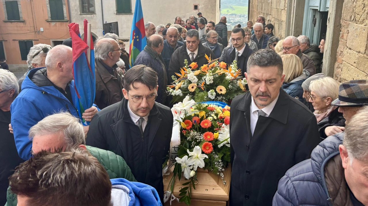 Colleghi, amici, rappresentanti delle istituzioni a Peccioli per l’ultimo saluto al sindalista anima della Uilm Colleghi, amici, rappresentanti delle istituzioni a Peccioli per l’ultimo saluto al sindalista anima della Uilm