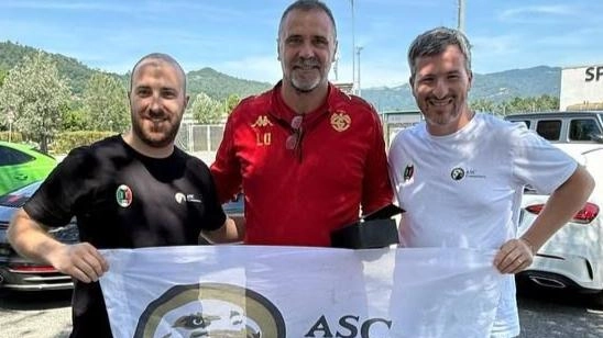 I rappresentanti del gruppo di tifosi ASC Community Michele Pastorello e Matteo Bertucci hanno consegnato a mister Luca... I rappresentanti del gruppo di tifosi ASC Community Michele Pastorello e Matteo Bertucci hanno consegnato a mister Luca...