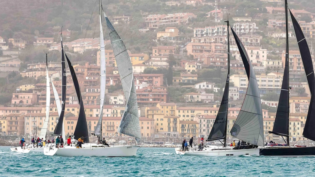 Una delle immagini suggestive delle competizioni. all’Argentario, archiviata Pasquavela, arriverà Argentario sailing week