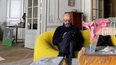 La Babs Art Gallery di Milano ospita la mostra di Faust Cardinali "Stacco matto: Il gioiello come pittura", in collaborazione con Lorenzelli Arte. L'esposizione presenta 15 opere dell'artista italo-francese, evidenziando il legame tra arte e creazione del gioiello. Cardinali, figlio del pittore Franco Cardinali, ha sviluppato un linguaggio artistico barocco e alchemico, con una produzione che spazia tra installazioni monumentali e sculture indossabili. La Babs Art Gallery di Milano ospita la mostra di Faust Cardinali "Stacco matto: Il gioiello come pittura", in collaborazione con Lorenzelli Arte. L'esposizione presenta 15 opere dell'artista italo-francese, evidenziando il legame tra arte e creazione del gioiello. Cardinali, figlio del pittore Franco Cardinali, ha sviluppato un linguaggio artistico barocco e alchemico, con una produzione che spazia tra installazioni monumentali e sculture indossabili.