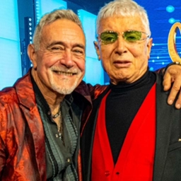 Firenze, Riccardo Azzurri trionfa con la canzone ‘Araba fenice’