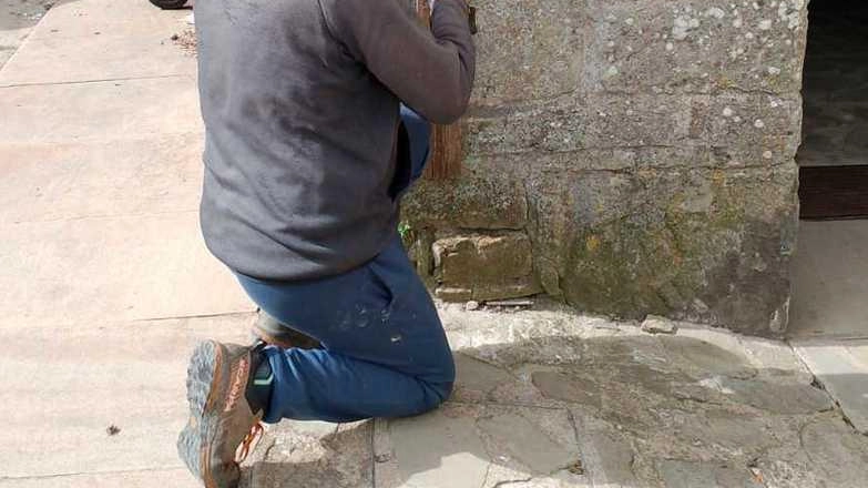 Volontari in azione lungo la Via Vandelli per migliorare la cartellonistica Volontari in azione lungo la Via Vandelli per migliorare la cartellonistica
