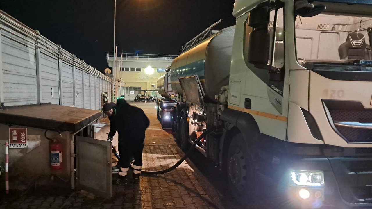 Le operazioni di scarico delle autobotti da Ravenna per assicurare tamponare la carenza di carburante dei bus di. At Le operazioni di scarico delle autobotti da Ravenna per assicurare tamponare la carenza di carburante dei bus di. At