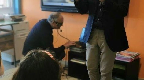 Lo storico dipendente Alfredo Brunini spiega ai bimbi Lo storico dipendente Alfredo Brunini spiega ai bimbi