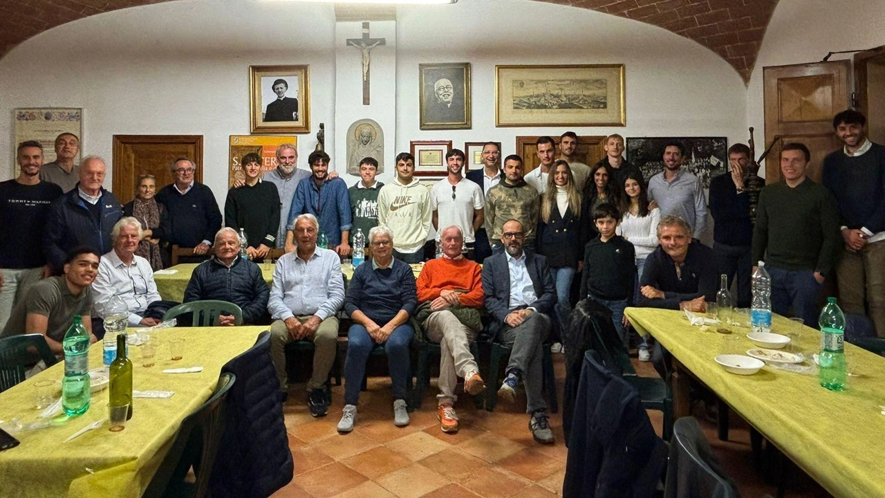 Si alza il sipario sul nuovo Costone 2024/2025 con la presentazione delle squadre e l'imminente inizio della stagione sportiva. Evento condotto da Teo De Bonis, evidenziando l'importanza del team building e della coesione. Il Costone si prepara anche all'esordio in campionato. Si alza il sipario sul nuovo Costone 2024/2025 con la presentazione delle squadre e l'imminente inizio della stagione sportiva. Evento condotto da Teo De Bonis, evidenziando l'importanza del team building e della coesione. Il Costone si prepara anche all'esordio in campionato.