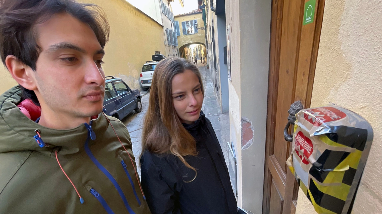 Firenze, il blitz contro le keybox delle case per turisti airbnb, affitti brevi. Via dell'Ardiglione (Foto Marco Mori /New Press Photo) Firenze, il blitz contro le keybox delle case per turisti airbnb, affitti brevi. Via dell'Ardiglione (Foto Marco Mori /New Press Photo)