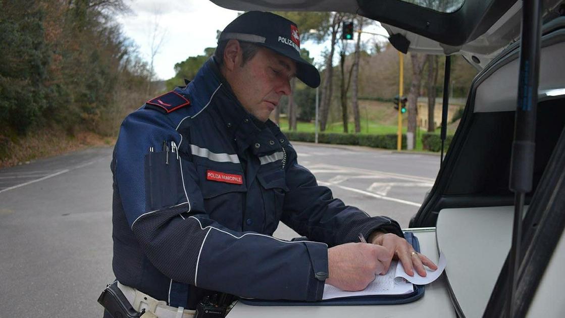 ubriaco molesta passanti piazza