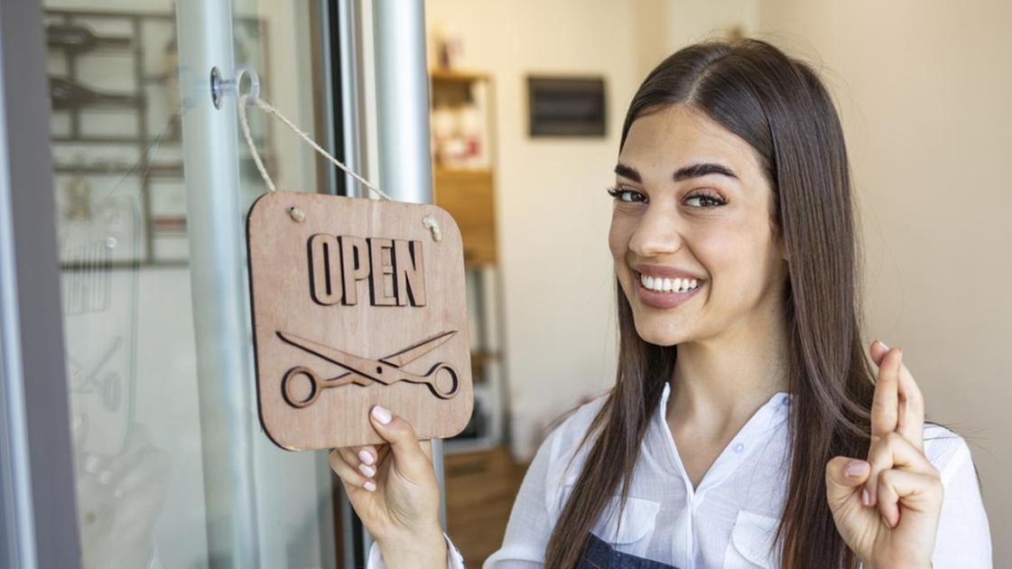 https://www.lanazione.it/image-service/view/acePublic/alias/contentid/Yzg4Yzk1OTktYjkwZi00/0/dalla-ristorazione-al-commercio-qui-il-lavoro-non-va-in-vacanza.jpeg?f=16:9&w=1200&h=630