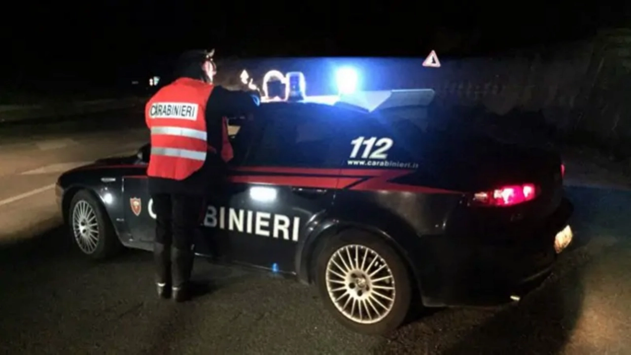 Carabinieri in una foto di repertorio. Si cerca di risalire al responsabile dell'investimento Carabinieri in una foto di repertorio. Si cerca di risalire al responsabile dell'investimento