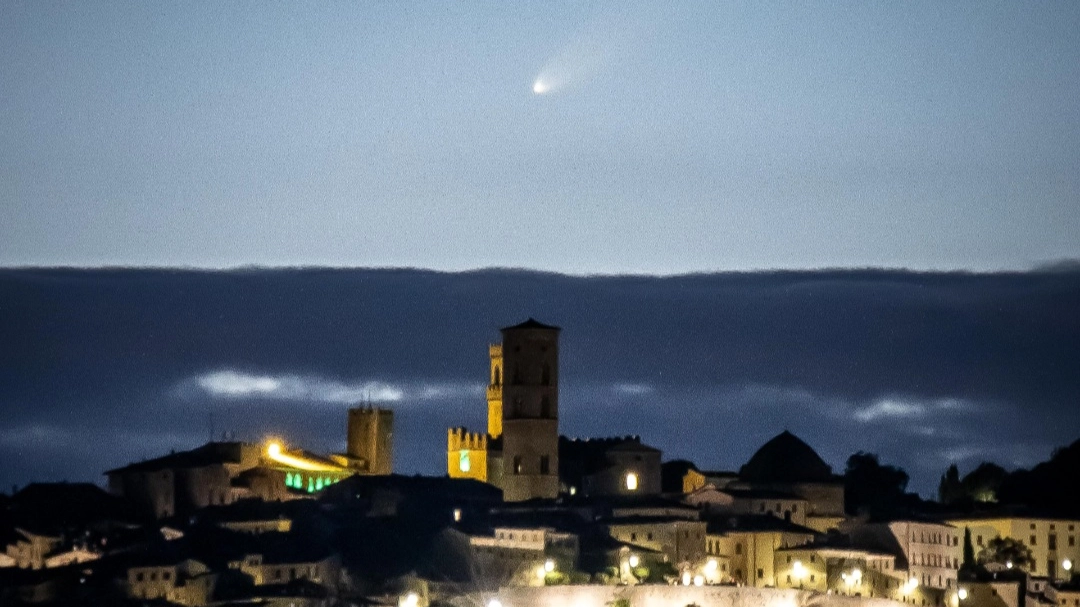 La foto della cometa su Volterra di Fabio Longaron La foto della cometa su Volterra di Fabio Longaron