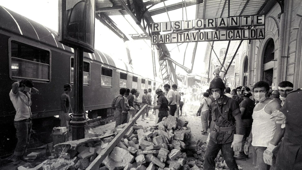 Una foto storica della strage del 2 agosto 1980 alla stazione di Bologna Una foto storica della strage del 2 agosto 1980 alla stazione di Bologna