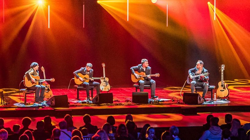 Sabato i «40 Fingres» si esibiranno sul palco del teatro Moderno con un concerto che registra continui sold out. Sono reduci dalla tournée negli Usa Sabato i «40 Fingres» si esibiranno sul palco del teatro Moderno con un concerto che registra continui sold out. Sono reduci dalla tournée negli Usa