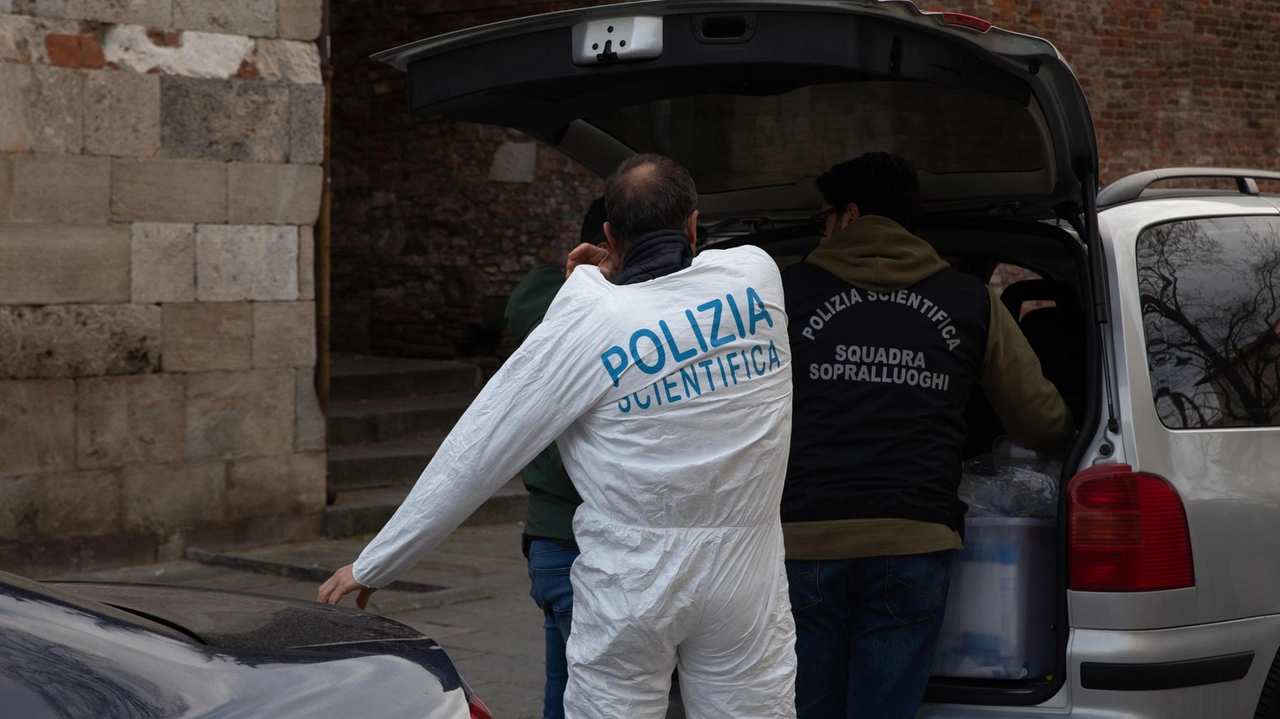 Gli agenti della scientifica intervenuti dopo il rinvenimento della bomba davanti al Tribunale (foto d’archivio)