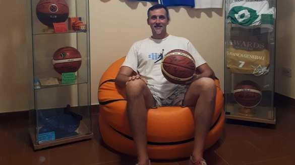 Nella collezione di Tozzini ad Altopascio tante canotte palloni e oggetti del basket italiano Nella collezione di Tozzini ad Altopascio tante canotte palloni e oggetti del basket italiano