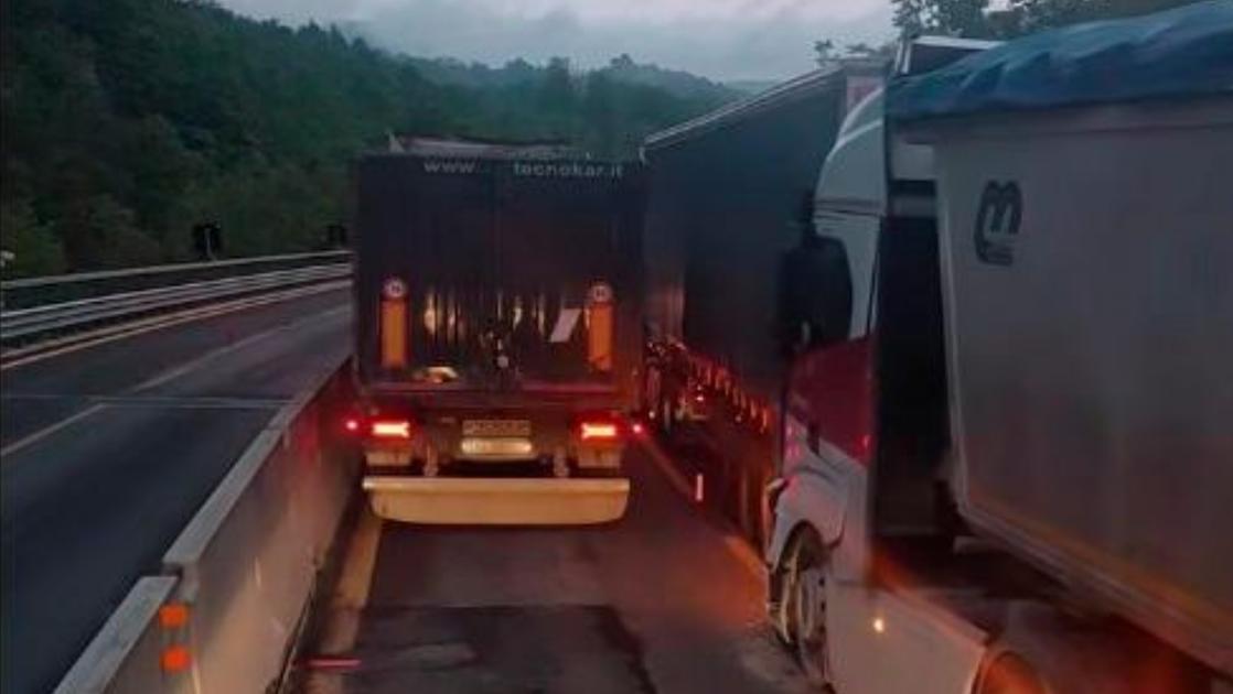 Incidente tra due mezzi pesanti, traffico in tilt sulla E45