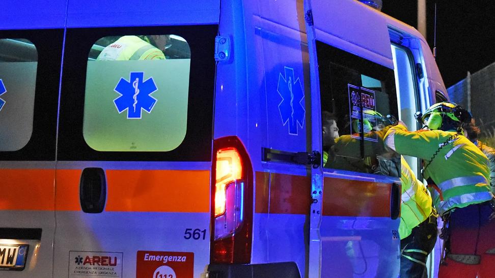 picchia un volontario sull ambulanza e minaccia la madre con un coltello da Lanazione.it picchia un volontario sull ambulanza e minaccia la madre con un coltello