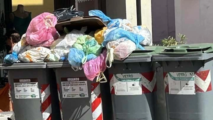 Cassonetti della raccolta differenziata stracolmi di rifiuti, una scena che si ripete purtroppo in diverse zone della città Cassonetti della raccolta differenziata stracolmi di rifiuti, una scena che si ripete purtroppo in diverse zone della città