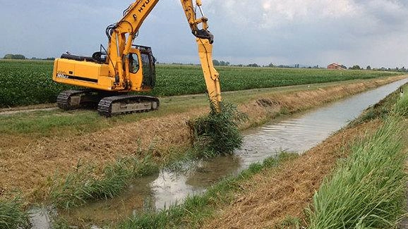 I mezzi del Consorzio di Bonifica al lavoro sul reticolo di canali per la tutela idraulica del territorio I mezzi del Consorzio di Bonifica al lavoro sul reticolo di canali per la tutela idraulica del territorio