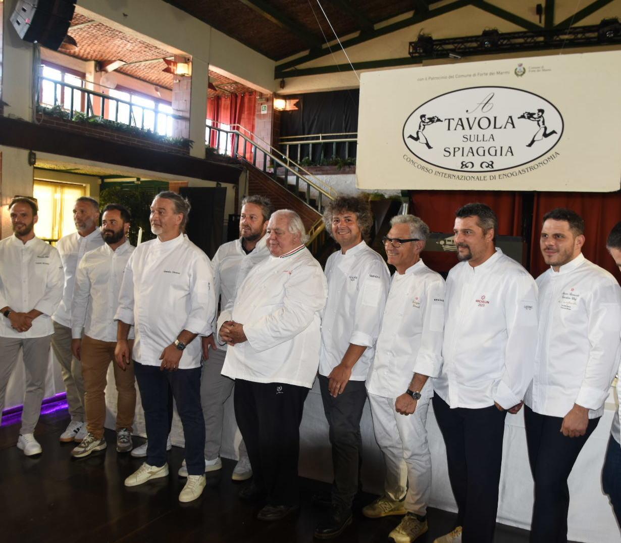 https://www.lanazione.it/image-service/view/acePublic/alias/contentid/YzgwOTI1N2QtOWI4Ni00/0/a-tavola-sulla-spiaggia-che-show-sfida-culinaria-a-base-di-prelibatezze.jpeg