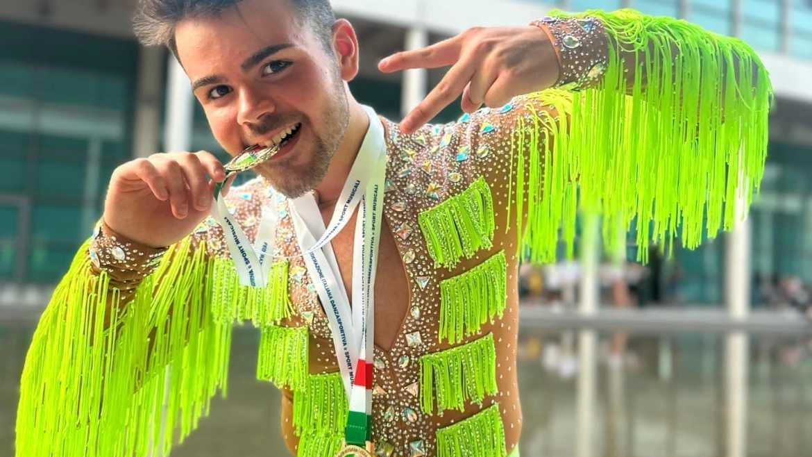 Emanuele Cabras, 18 anni di Città della Pieve, è campione italiano di ballo nella ’salsa baciata shine’ Emanuele Cabras, 18 anni di Città della Pieve, è campione italiano di ballo nella ’salsa baciata shine’
