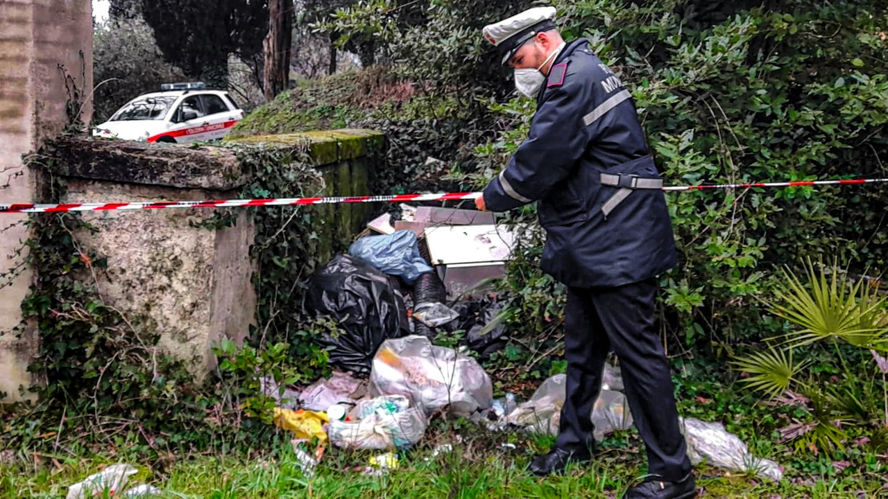 A Terricciola proseguono a raffica gli accertamenti sugli abbandoni di rifiuti che vengono riscontrati sul territorio (foto di repertorio) A Terricciola proseguono a raffica gli accertamenti sugli abbandoni di rifiuti che vengono riscontrati sul territorio (foto di repertorio)