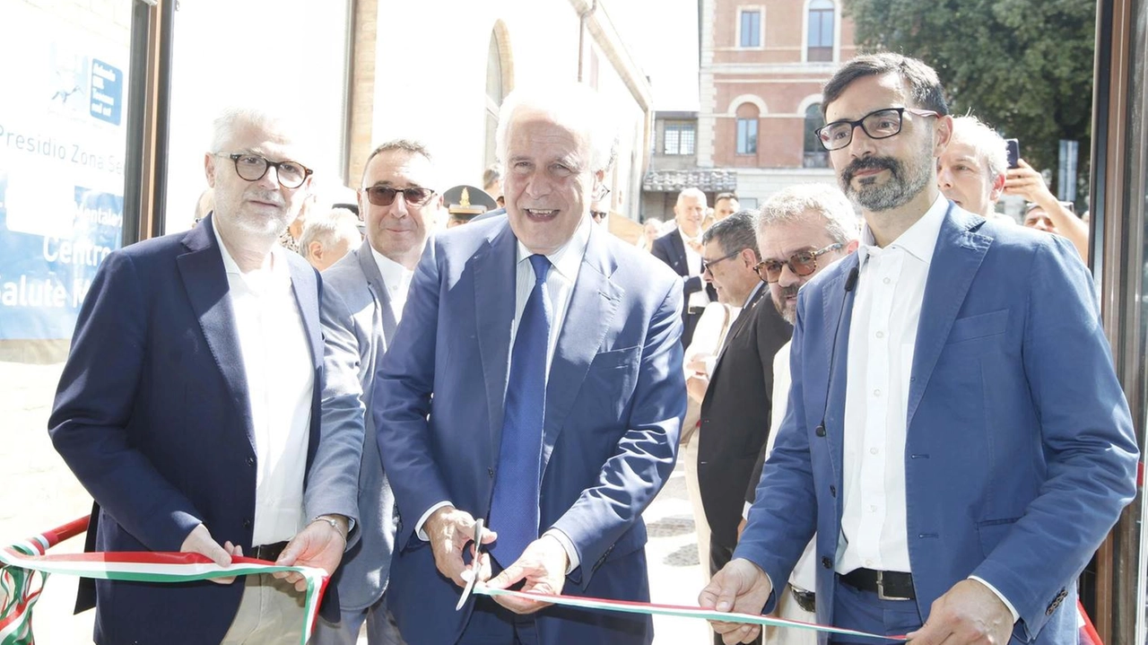Asl ha inaugurato la nuova sede all’interno del San Niccolò: tre anni di lavori per 1,4 milioni di euro Asl ha inaugurato la nuova sede all’interno del San Niccolò: tre anni di lavori per 1,4 milioni di euro