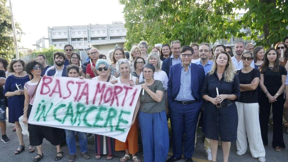La manifestazione organizzata ieri dalla Camera penale di Prato di fronte al tribunale Foto Attalmi La manifestazione organizzata ieri dalla Camera penale di Prato di fronte al tribunale Foto Attalmi