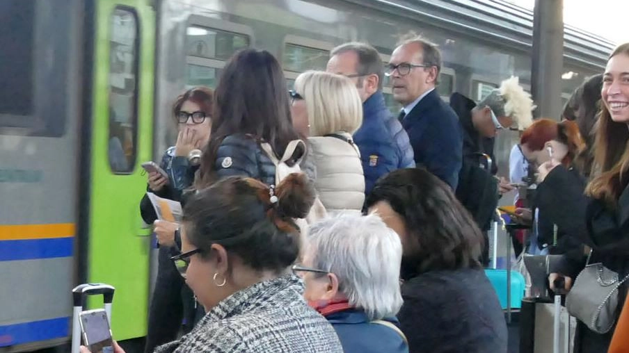 Gianluca dal pistoiese si sposta su rotaie per andare a Firenze "Una corsa contro il tempo". Per Trenitalia il Regionale 18659 da Pistoia a Rifredi "non ha particolari problemi di puntualità". Gianluca dal pistoiese si sposta su rotaie per andare a Firenze "Una corsa contro il tempo". Per Trenitalia il Regionale 18659 da Pistoia a Rifredi "non ha particolari problemi di puntualità".