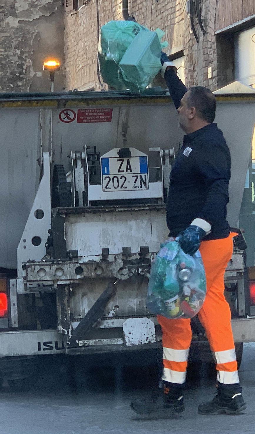L’odissea del condominio: "Rifiuti non ritirati per mesi" L’odissea del condominio: "Rifiuti non ritirati per mesi"