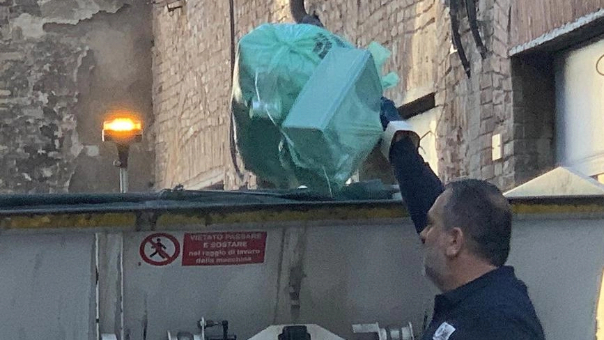 Trenta famiglie di via dei Confini denunciano la mancata raccolta di un bidone. La replica di Alia: "Il contenitore segnalato è stato individuato e rimosso".