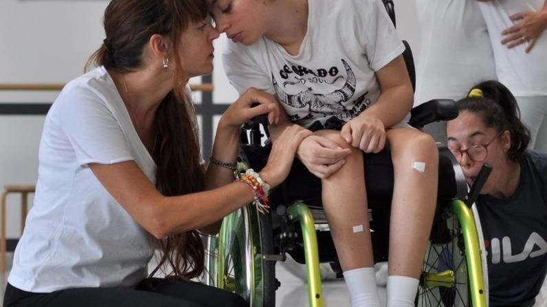 Un’immagine relativa ai percorsi laboratoriali organizzati dall’Associzione Nina a cui possono prendere parte le persone con disabilità e i loro caregiver Un’immagine relativa ai percorsi laboratoriali organizzati dall’Associzione Nina a cui possono prendere parte le persone con disabilità e i loro caregiver
