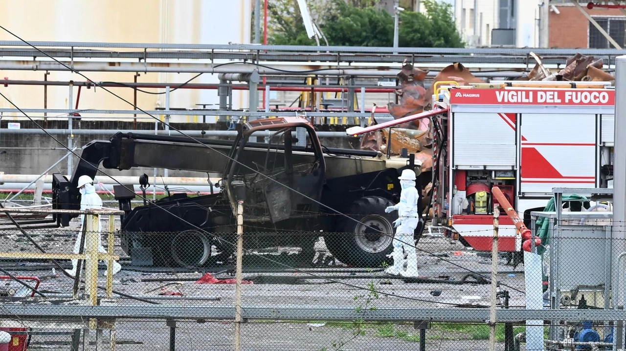 Tragedia sul lavoro a Calenzano: cinque morti e due feriti gravi nell'esplosione del deposito Eni. Indagini in corso. Tragedia sul lavoro a Calenzano: cinque morti e due feriti gravi nell'esplosione del deposito Eni. Indagini in corso.