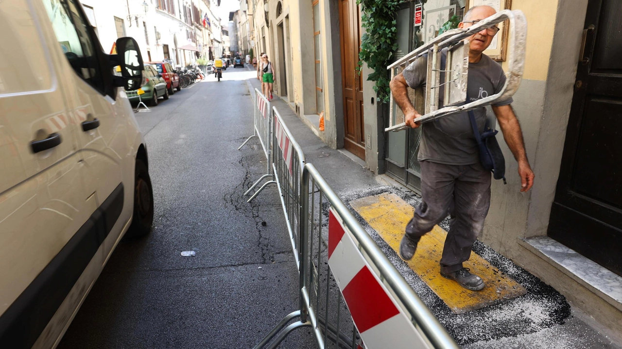 Di nuovo le transenne in Borgo San Frediano per lo sprofondamento della strada Di nuovo le transenne in Borgo San Frediano per lo sprofondamento della strada