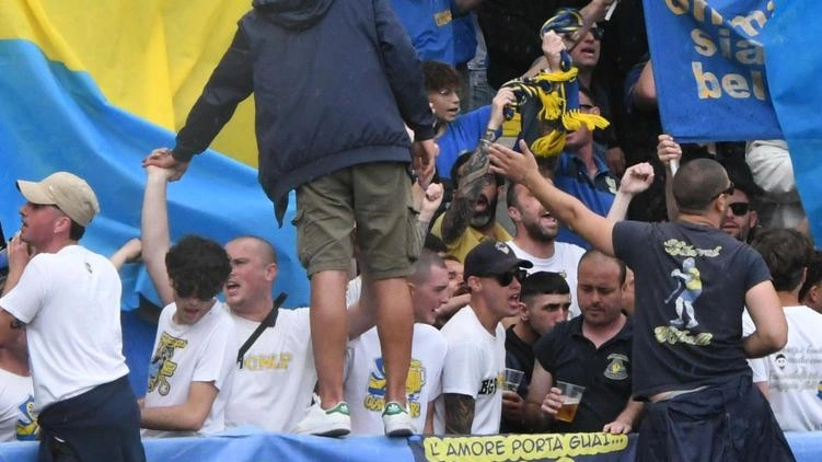 Gli ultras. protestano per i ritardi dei lavori in curva Gli ultras. protestano per i ritardi dei lavori in curva