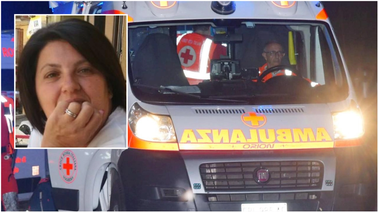 Un'ambulanza e, nel riquadro, Teresa Carceo. La donna, dipendente del resort in Mugello, è morta finendo in un terreno sottostante alla strada in discesa che stava percorrendo con un veicolo elettrico Un'ambulanza e, nel riquadro, Teresa Carceo. La donna, dipendente del resort in Mugello, è morta finendo in un terreno sottostante alla strada in discesa che stava percorrendo con un veicolo elettrico