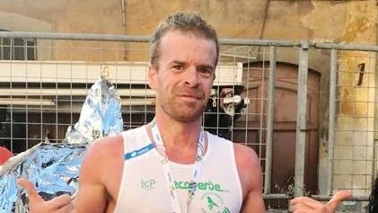 Juri Mazzei esulta vittorioso alla sua maniera. dopo la vittoria a Bolgheri Juri Mazzei esulta vittorioso alla sua maniera. dopo la vittoria a Bolgheri