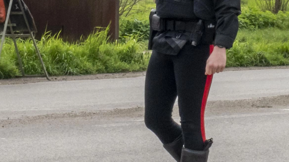 E’ accaduto lunedì pomeriggio fra Montepulciano e Montefollonico. La macchina dei carabinieri cercava di bloccare le persone sospette. Indagini per individuare i responsabili: potrebbe trattarsi di ladri.