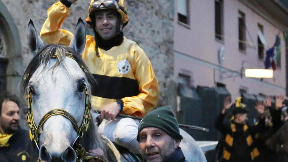 Il fantino, in groppa al grigio della scuderia Atzeni, vince a Buti. Un successo che mancava da 15 anni a San Francesco . Bella prestazione di Brigante, secondo su Orizzonte da Clodia . Il fantino, in groppa al grigio della scuderia Atzeni, vince a Buti. Un successo che mancava da 15 anni a San Francesco . Bella prestazione di Brigante, secondo su Orizzonte da Clodia .