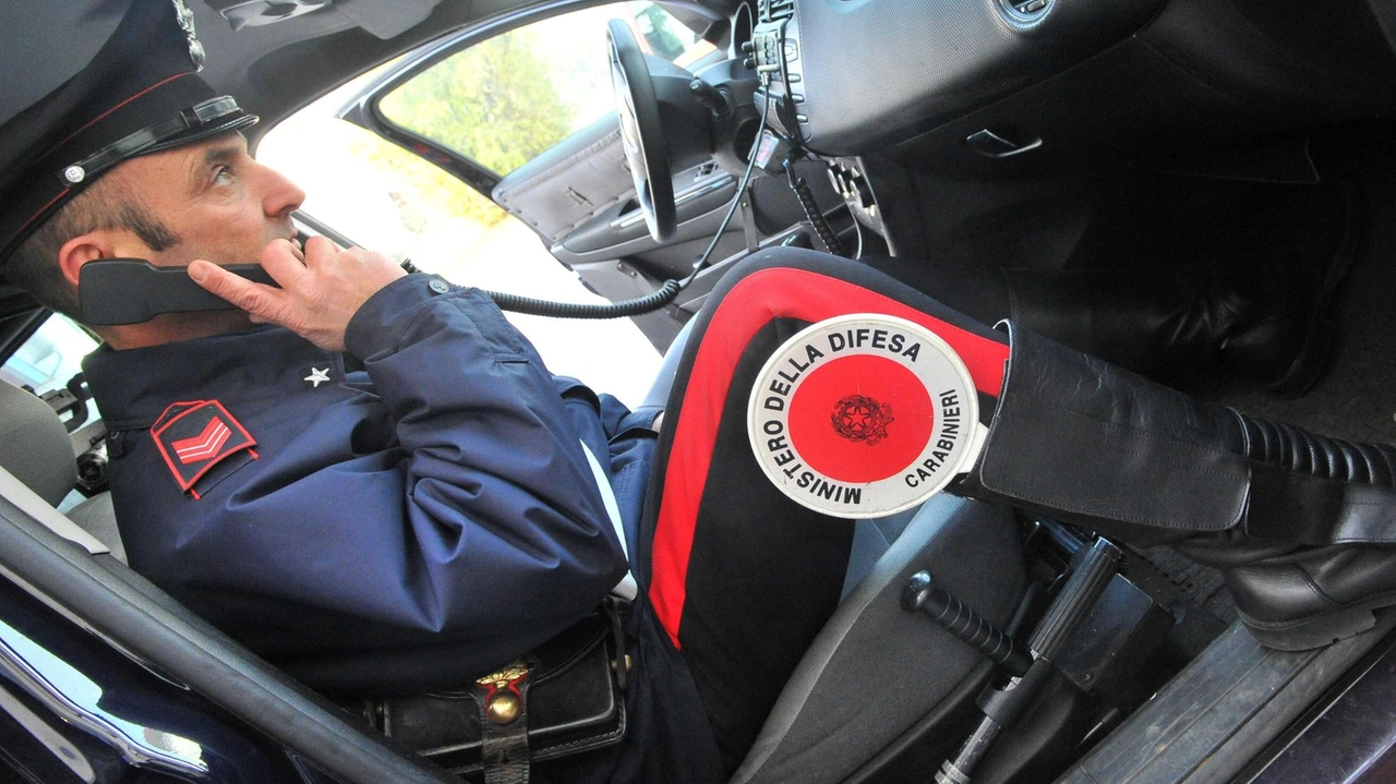 La signora aveva consegnato i preziosi dopo che al telefono aveva appreso che il figlio aveva causato un incidente