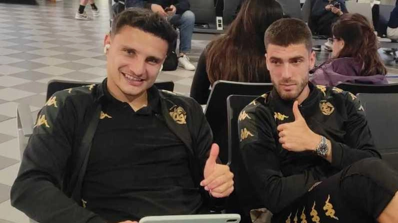 Mateju e Hristov in attesa del volo ieri sera all’aeroporto di Pisa Mateju e Hristov in attesa del volo ieri sera all’aeroporto di Pisa