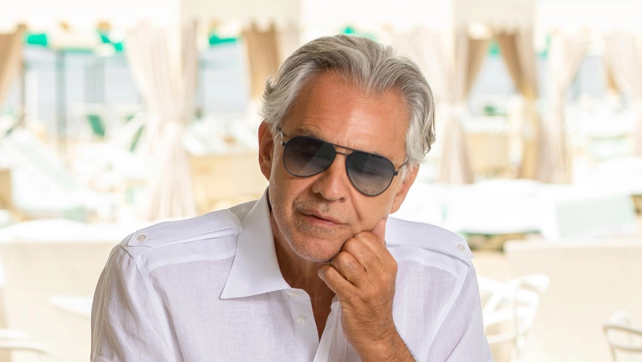 Il cantante Andrea Bocelli innamorato della spiaggia di Forte dei Marmi: dopo l’esperienza del bagno Alpemare avviata nel 2016 e l’acquisizione del confinante bagno Italia nel 2024, sarebbe interessato a prendere un terzo stabilimento Il cantante Andrea Bocelli innamorato della spiaggia di Forte dei Marmi: dopo l’esperienza del bagno Alpemare avviata nel 2016 e l’acquisizione del confinante bagno Italia nel 2024, sarebbe interessato a prendere un terzo stabilimento