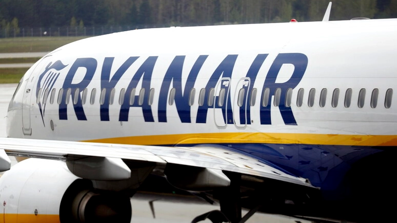 Un aereo Ryanair (Foto Ansa) Un aereo Ryanair (Foto Ansa)