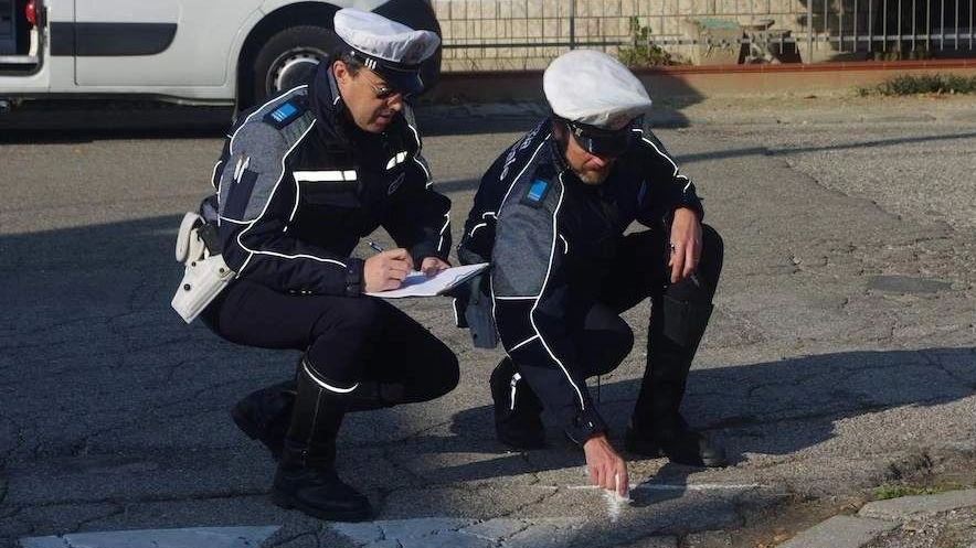 Agenti della polizia municipale impegnati nei rilevamenti di un incidente Agenti della polizia municipale impegnati nei rilevamenti di un incidente