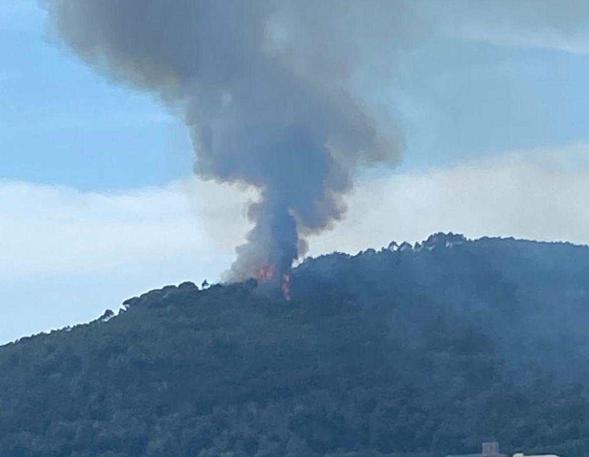 Incendio a Montemarcello, squadre al lavoro per combattere le fiamme