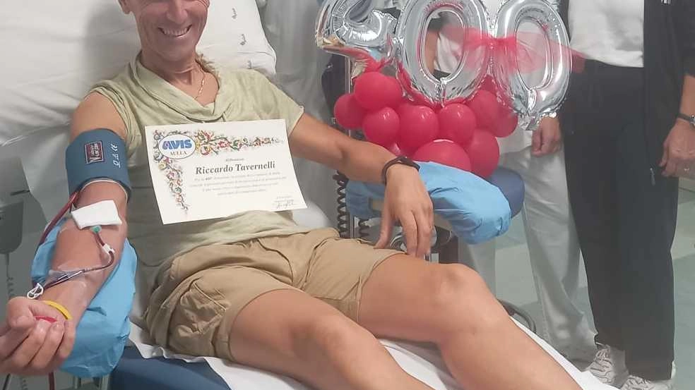 Riccardo Tavernelli festeggiato da Stefano Necchi e Dorina Pietrini Riccardo Tavernelli festeggiato da Stefano Necchi e Dorina Pietrini