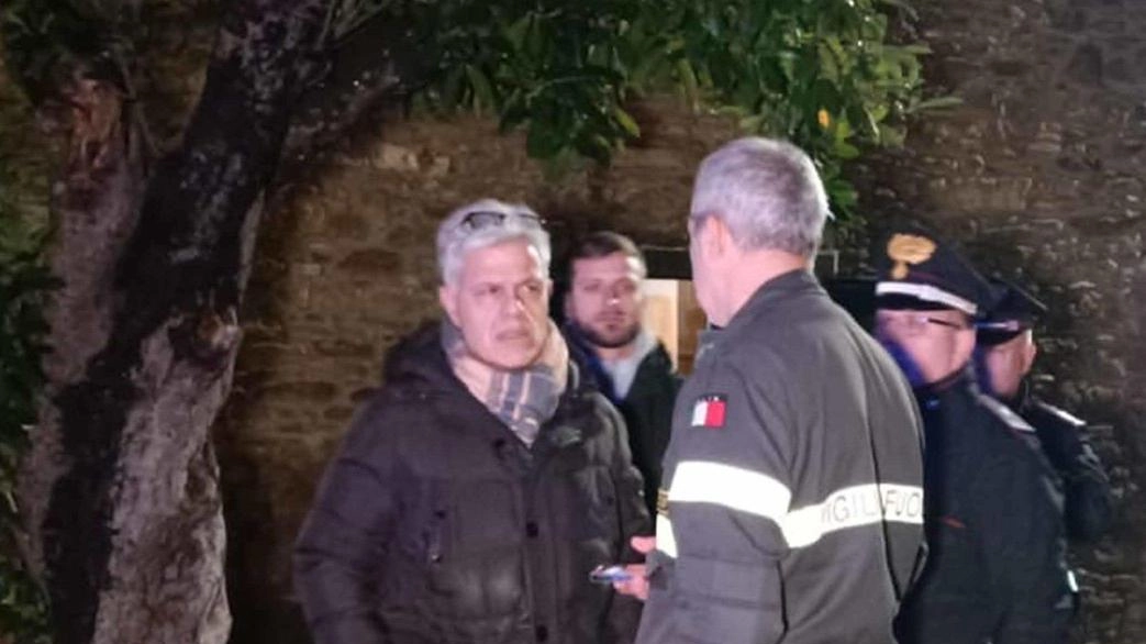 Accertamento sulla fuga di monossido di carbonio nella chiesa di Pergo a Cortona, con 11 intossicati durante la recita della Befana. Procura di Arezzo indaga per lesioni colpose, sospettando malfunzionamento dell'impianto di riscaldamento. Parti coinvolte in attesa dei risultati dell'ispezione tecnica. Accertamento sulla fuga di monossido di carbonio nella chiesa di Pergo a Cortona, con 11 intossicati durante la recita della Befana. Procura di Arezzo indaga per lesioni colpose, sospettando malfunzionamento dell'impianto di riscaldamento. Parti coinvolte in attesa dei risultati dell'ispezione tecnica.